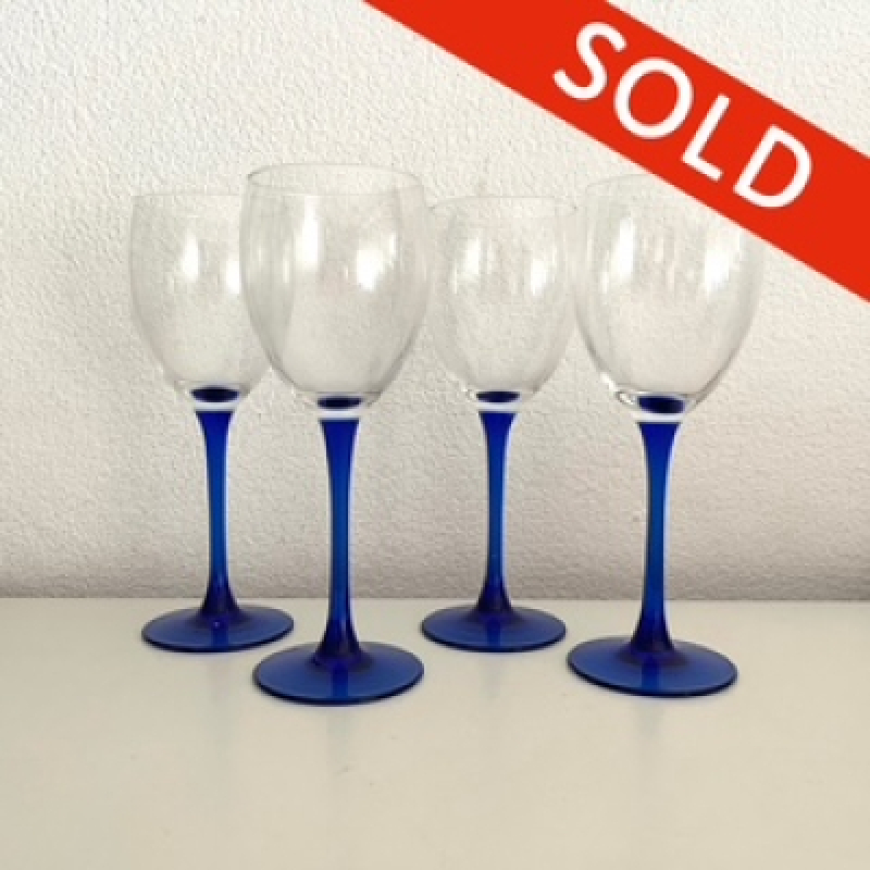 4 Wijnglazen donker blauwe voet